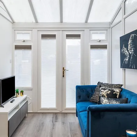 Modern 2 Bedroom Apt 3 Min Walk To Tube Station London Exterior photo