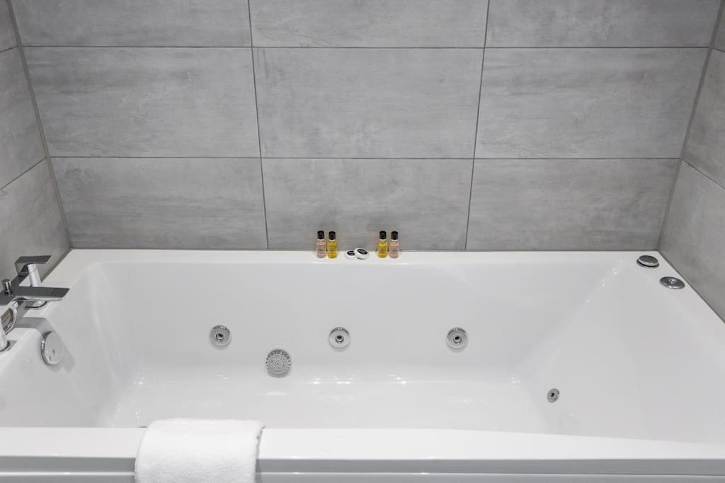 Modern 2 Bedroom 3 Min Walk To Tube Station *
