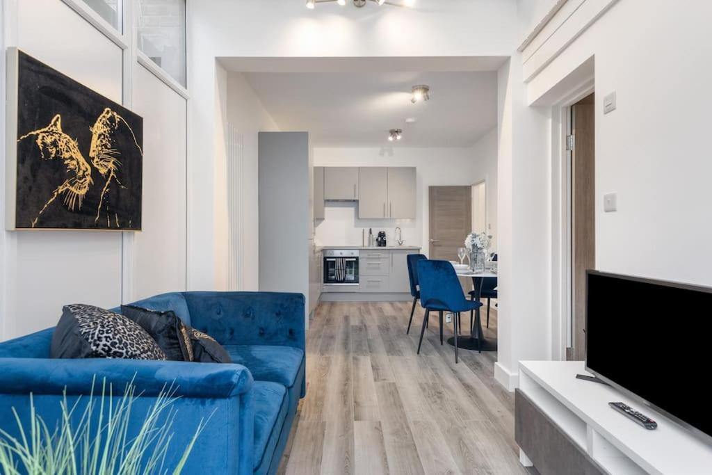 Modern 2 Bedroom 3 Min Walk To Tube Station Apartment