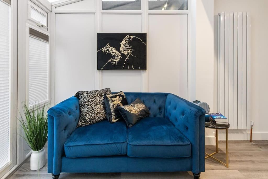 Modern 2 Bedroom 3 Min Walk To Tube Station Apartment