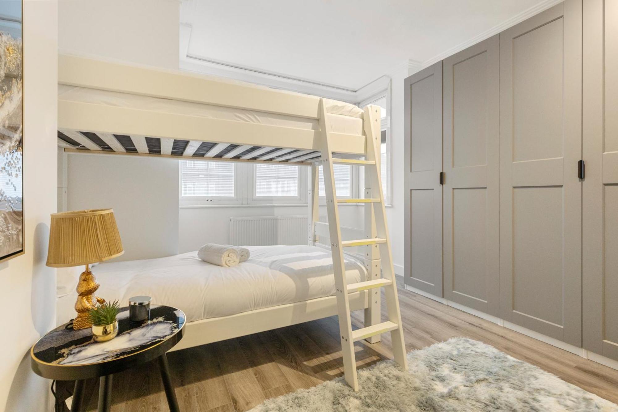 Modern 2 Bedroom 3 Min Walk To Tube Station *