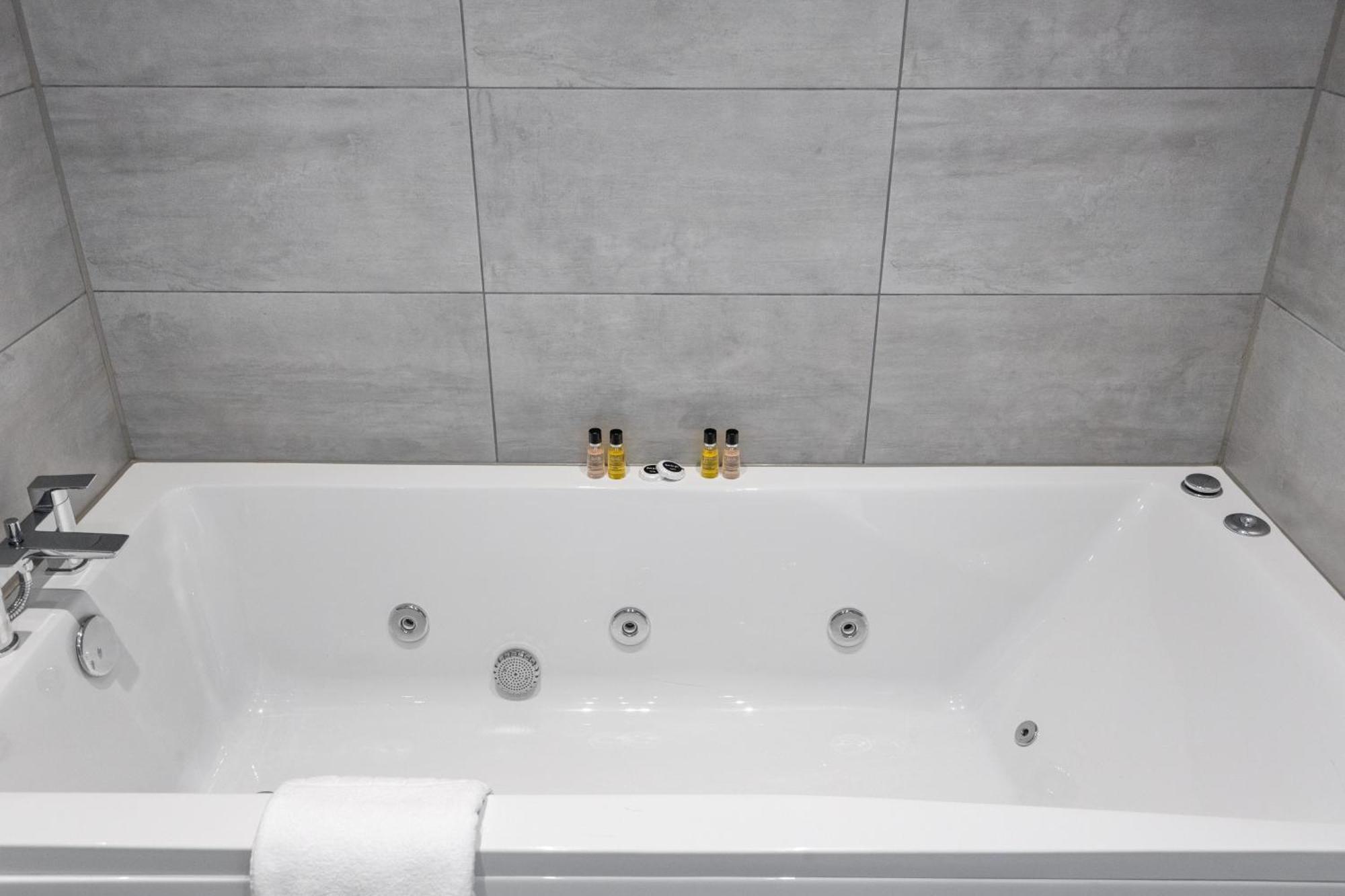 Modern 2 Bedroom 3 Min Walk To Tube Station Apartment